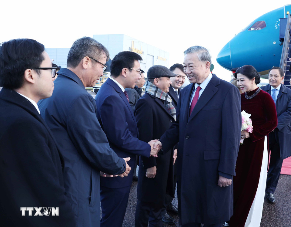 Cán bộ, nhân viên Đại sứ quán và cộng đồng người Việt tại Vương quốc Anh đón Tổng Bí thư Tô Lâm và Phu nhân tại Sân bay London Stansted. (Ảnh: Thống Nhất/TTXVN)