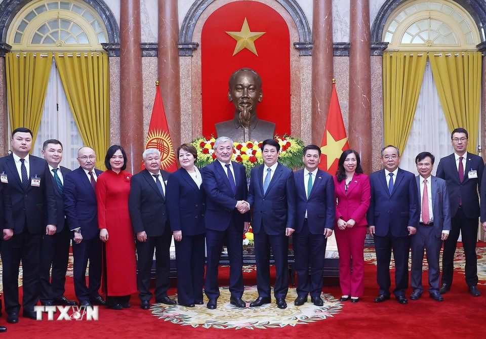 Chủ tịch nước Lương Cường với Thủ tướng Cộng hòa Kyrgyzstan Adylbek Kasymaliev và các đại biểu. (Ảnh: Lâm Khánh/TTXVN)