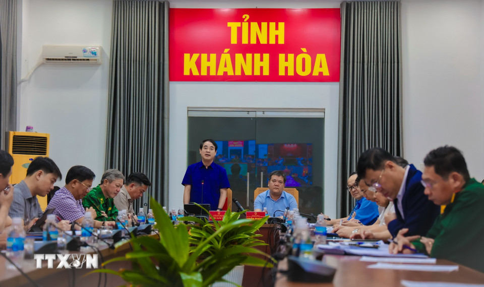 Bí thư tỉnh ủy Khánh Hòa, Nghiêm Xuân Thành báo cáo công tác khắc phục hậu quả mưa lũ. (Ảnh: Đặng Tuấn/TTXVN)