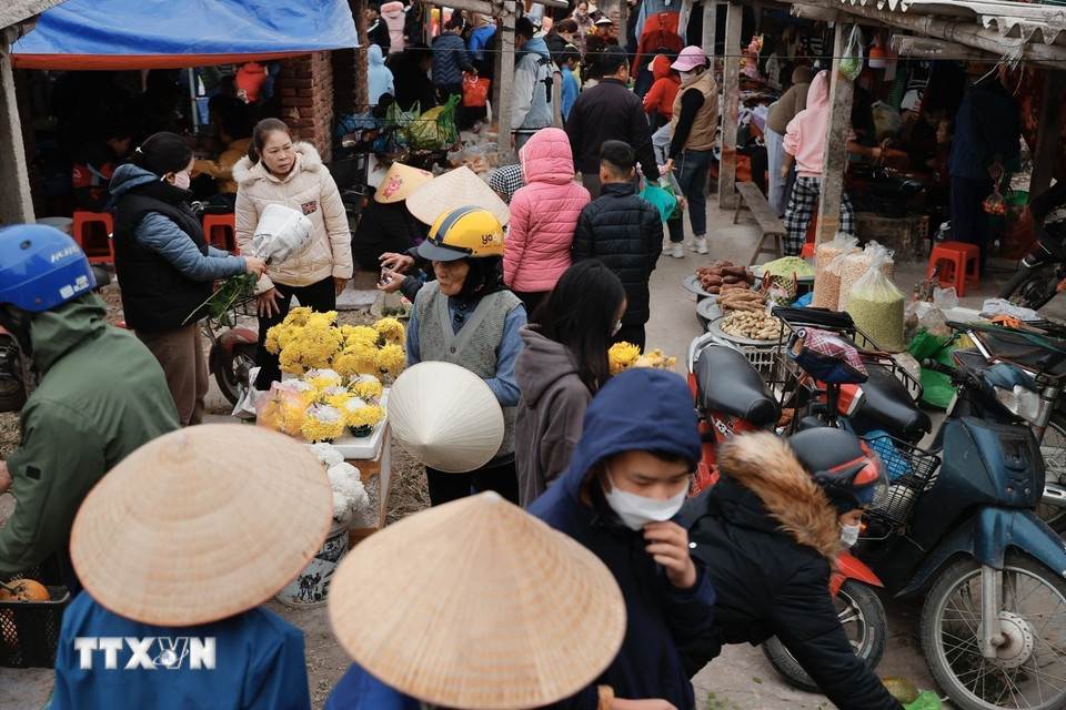 Nhộn nhịp phiên chợ Vé cuối năm. (Ảnh: Minh Quyết/TTXVN)