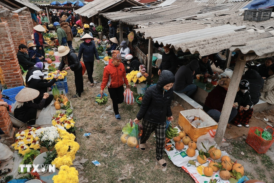 So với nhiều chợ khác, chợ Vé giữ được kiến trúc nguyên sơ của chợ quê xưa với nét giản dị, mộc mạc từ những gian chợ xây hình vòm, tường gạch mang dấu ấn thời gian đặc trưng của phiên chợ quê truyền thống vùng đồng bằng Bắc Bộ xưa.(Ảnh: Minh Quyết/TTXVN)