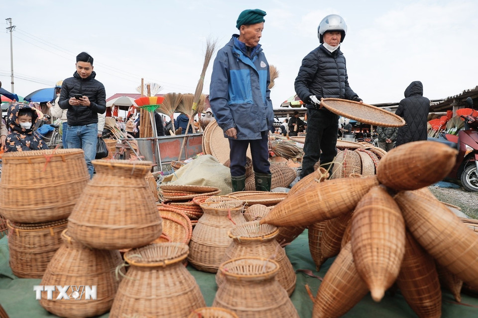 Những sản phẩm đan thủ công được bày bán tại chợ Vé. (Ảnh: Minh Quyết/TTXVN)