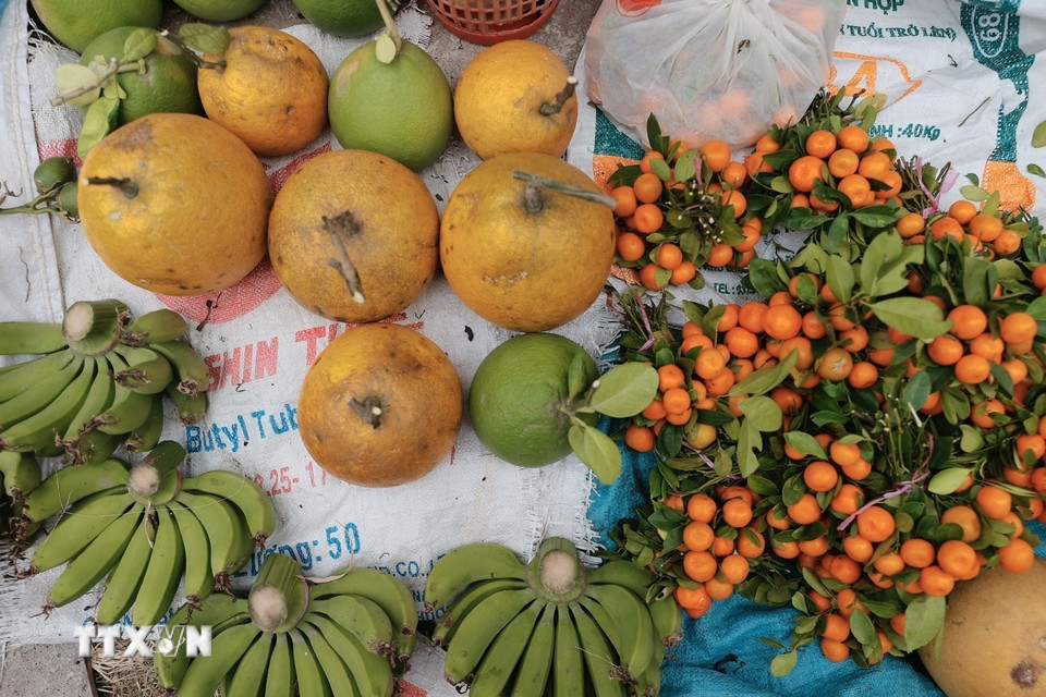Những mặt hàng mang đậm nét chợ quê truyền thống vùng đồng bằng Bắc Bộ xưa. (Ảnh: Minh Quyết/TTXVN)