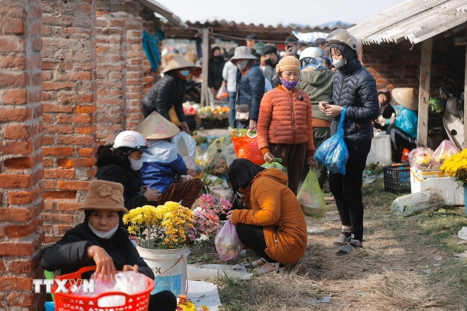 So với nhiều chợ khác, chợ Vé giữ được kiến trúc nguyên sơ của chợ quê xưa với nét giản dị, mộc mạc từ những gian chợ xây hình vòm, tường gạch mang dấu ấn thời gian đặc trưng của phiên chợ quê truyền thống vùng đồng bằng Bắc Bộ xưa. (Ảnh: Minh Quyết/TTXVN)