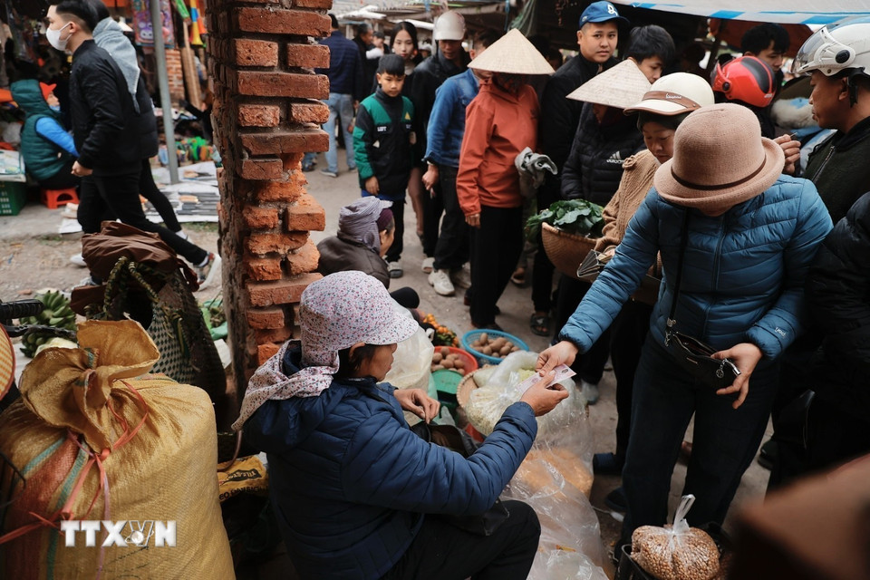 Đây không chỉ là nơi mua bán hàng hóa của người dân trong xã, trong huyện mà người dân ở các huyện Tứ Kỳ, Gia Lộc (Hải Dương), TP Hải Phòng, tỉnh Thái Bình cũng đến đây trao đổi hàng hóa. (Ảnh: Minh Quyết/TTXVN)