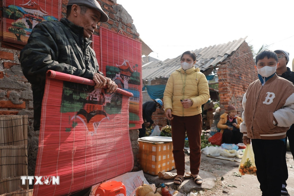 Đây không chỉ là nơi mua bán hàng hóa của người dân trong xã, trong huyện mà người dân ở các huyện Tứ Kỳ, Gia Lộc (Hải Dương), TP Hải Phòng, tỉnh Thái Bình cũng đến đây trao đổi hàng hóa. (Ảnh: Minh Quyết/TTXVN)
