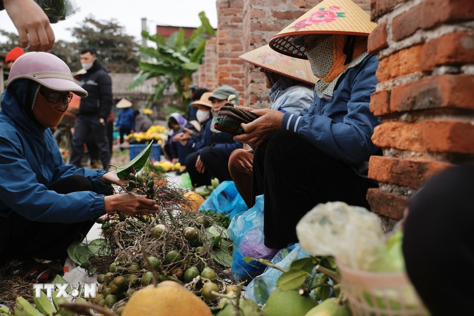 Những mặt hàng mang đậm nét chợ quê truyền thống vùng đồng bằng Bắc Bộ xưa. (Ảnh: Minh Quyết/TTXVN)