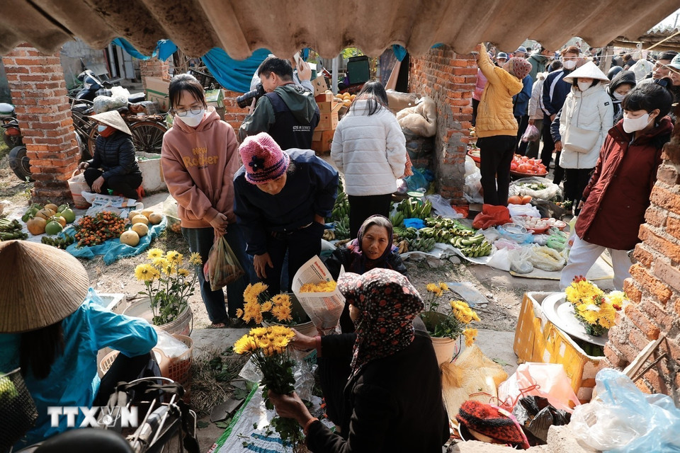 So với nhiều chợ khác, chợ Vé giữ được kiến trúc nguyên sơ của chợ quê xưa với nét giản dị, mộc mạc từ những gian chợ xây hình vòm, tường gạch mang dấu ấn thời gian đặc trưng của phiên chợ quê truyền thống vùng đồng bằng Bắc Bộ xưa.(Ảnh: Minh Quyết/TTXVN)