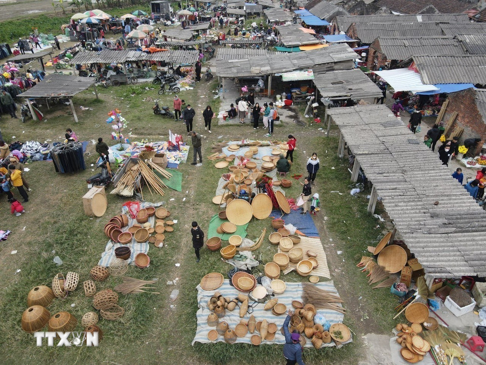 Đi chợ Vé có cảm giác Tết đến thật gần. (Ảnh: Minh Quyết/TTXVN)