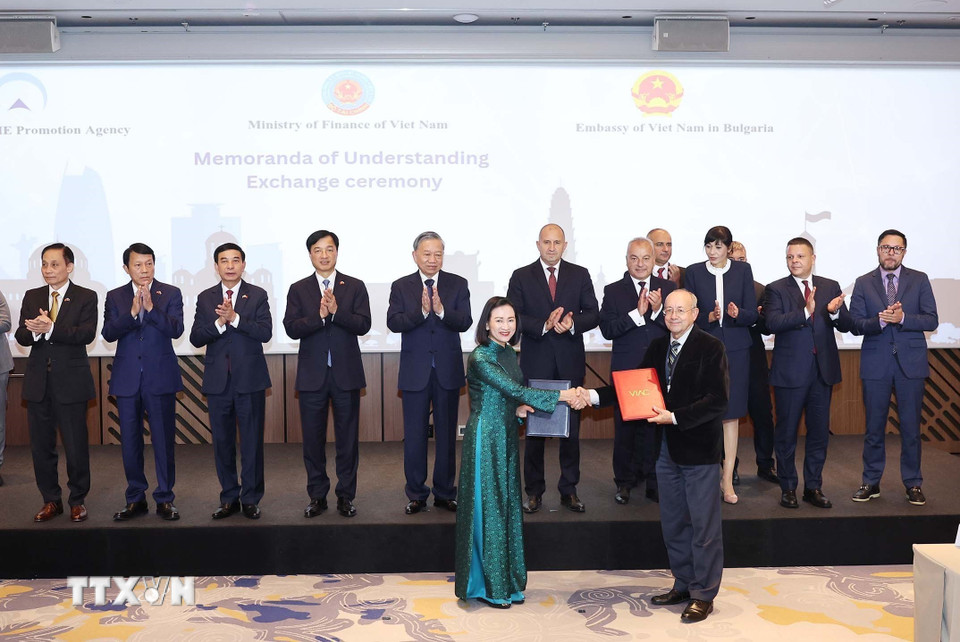 Tổng Bí thư Tô Lâm và Tổng thống Bulgaria Rumen Radev chứng kiến lễ trao Thỏa thuận hợp tác về công tác trọng tài giữa Trung tâm Trọng tài quốc tế Việt Nam với Tòa trọng tài (thuộc Phòng Thương mại và Công nghiệp Bulgaria - BCCI). (Ảnh: Thống Nhất/TTXVN)