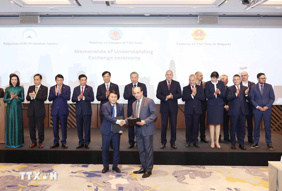 Tổng Bí thư Tô Lâm và Tổng thống Bulgaria Rumen Radev chứng kiến Thỏa thuận hợp tác về Công nghệ thông tin &amp; chuyển đổi số giữa Tập đoàn Trí Nam với Tập đoàn Software Group. (Ảnh: Thống Nhất/TTXVN)