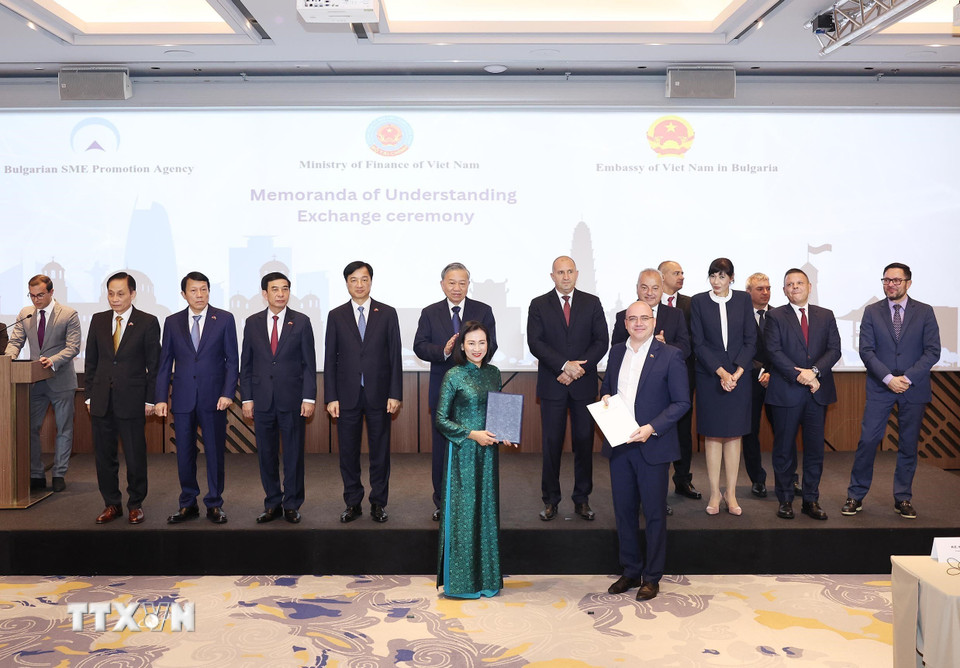 Tổng Bí thư Tô Lâm và Tổng thống Bulgaria Rumen Radev chứng kiến Thỏa thuận ghi nhớ về hợp tác chiến lược giáo dục và trao đổi học thuật giữa Trường Đại học Công nghiệp Thành phố Hồ Chí Minh và Đại học Kinh tế Varna. (Ảnh: Thống Nhất/TTXVN)