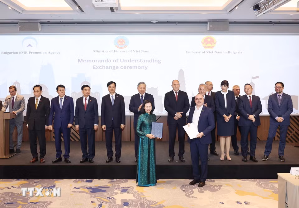 Tổng Bí thư Tô Lâm và Tổng thống Bulgaria Rumen Radev chứng kiến Thỏa thuận ghi nhớ về hợp tác chiến lược giáo dục và trao đổi học thuật giữa Trường Đại học Công nghiệp Thành phố Hồ Chí Minh và Đại học Kinh tế Varna. (Ảnh: Thống Nhất/TTXVN)