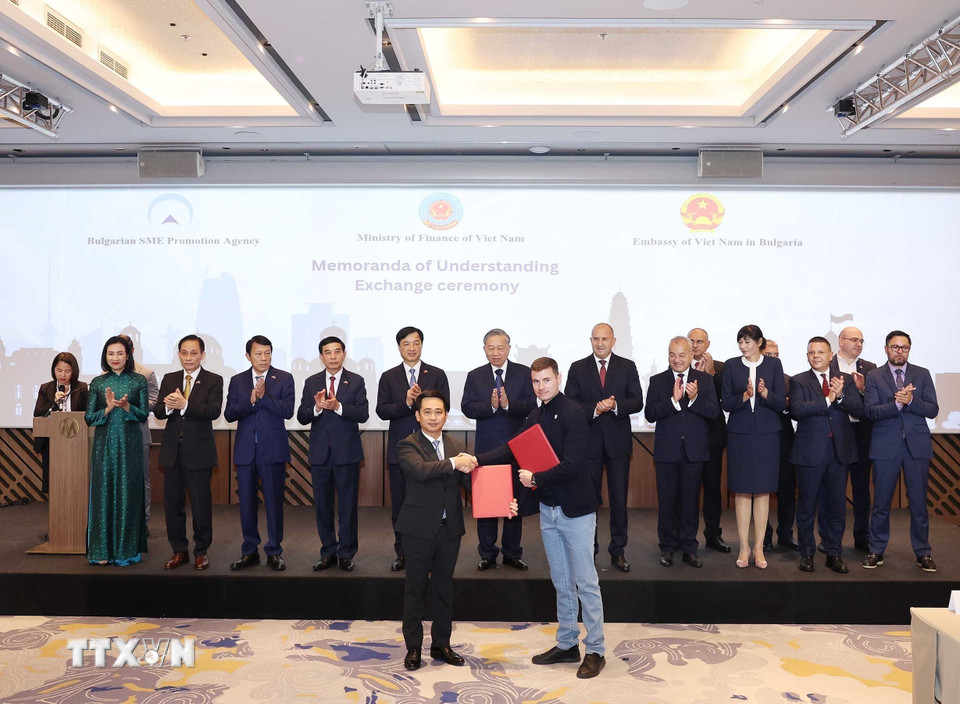 Tổng Bí thư Tô Lâm và Tổng thống Bulgaria Rumen Radev chứng kiến Thỏa thuận hợp tác trong lĩnh vực công nghệ vũ trụ giữa Tập đoàn Công nghiệp -Viễn thông Quân đội (Viettel) và Công ty EnduroSat EAD. (Ảnh: Thống Nhất/TTXVN)