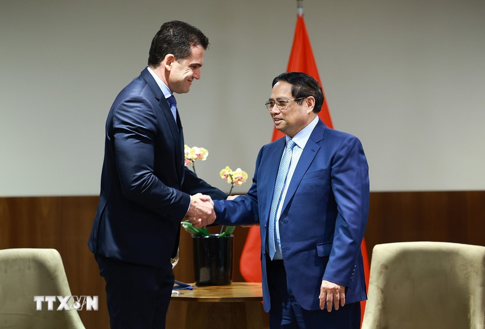 Thủ tướng Phạm Minh Chính tiếp lãnh đạo Tập đoàn JBS, Tập đoàn hàng đầu thế giới trong lĩnh vực chế biến lương thực.(Ảnh: Dương Giang/TTXVN)