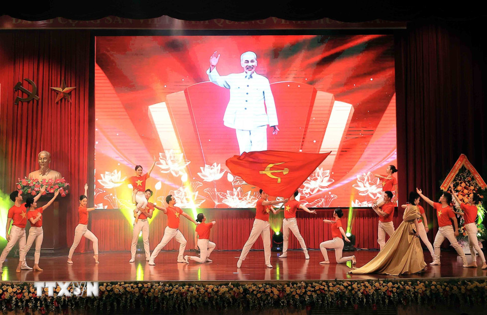 Chương trình văn nghệ chào mừng. (Ảnh: An Đăng/TTXVN)