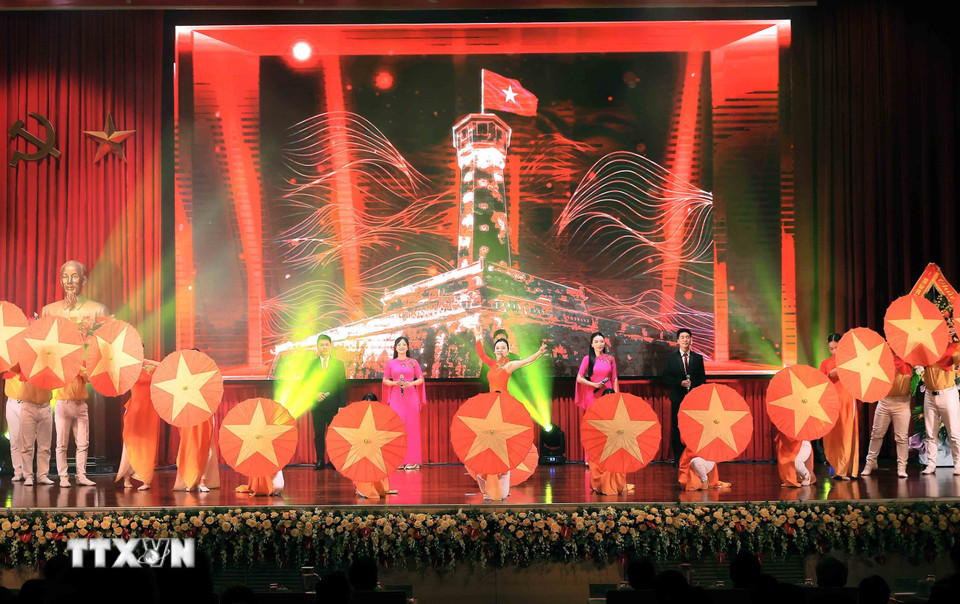 Chương trình văn nghệ chào mừng. (Ảnh: An Đăng/TTXVN)