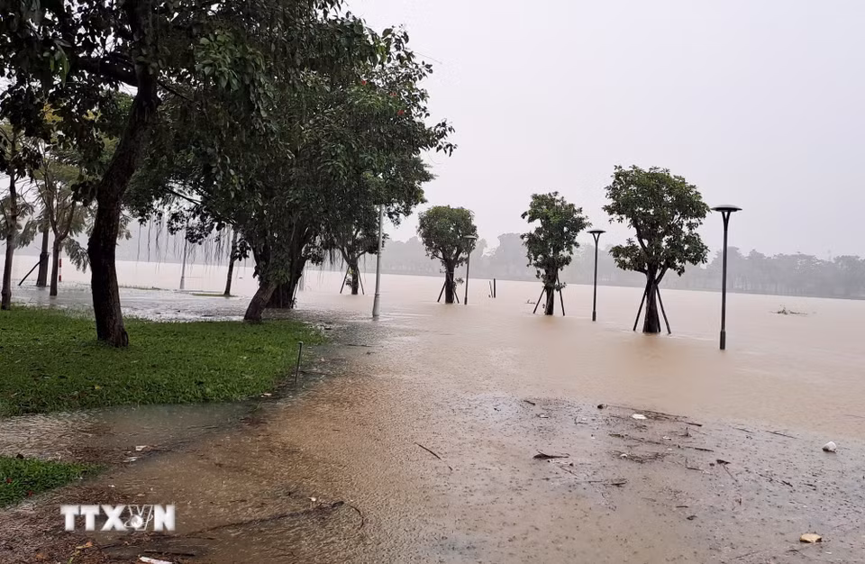 Lũ lên trên báo động 2 gây ngập đường đi bộ ven bờ Nam sông Hương, thành phố Huế. (Ảnh: Nguyên Lý/TTXVN)