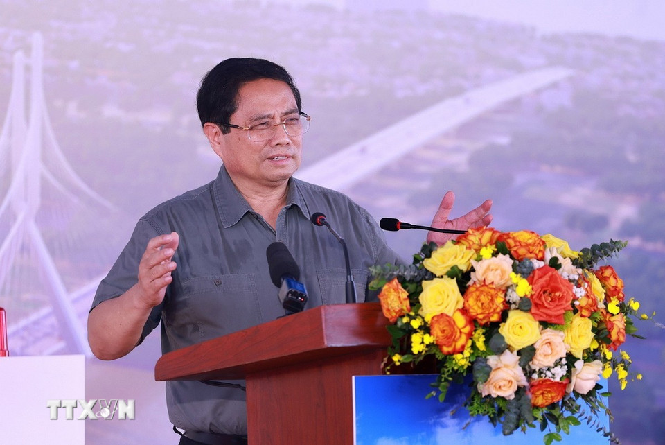 Thủ tướng Phạm Minh Chính phát biểu tại lễ khởi công Dự án đầu tư xây dựng cầu Tứ Liên. (Ảnh: Dương Giang/TTXVN)