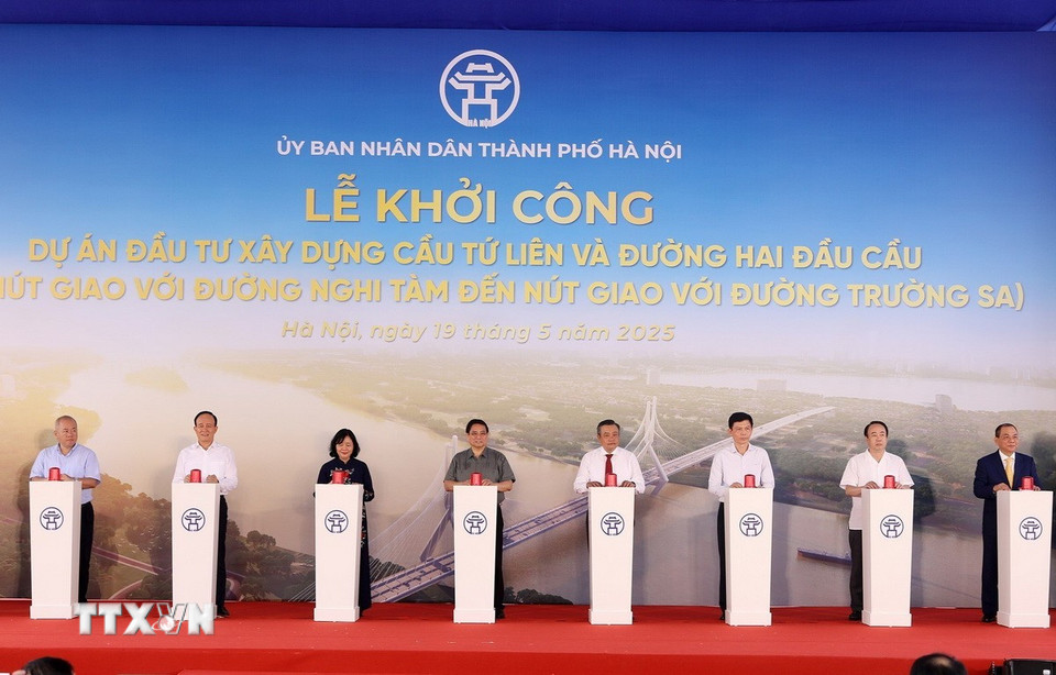 Thủ tướng Phạm Minh Chính và các đại biểu phát lệnh khởi công Dự án đầu tư xây dựng cầu Tứ Liên và đường hai đầu cầu. (Ảnh: Quốc Khánh/TTXVN)