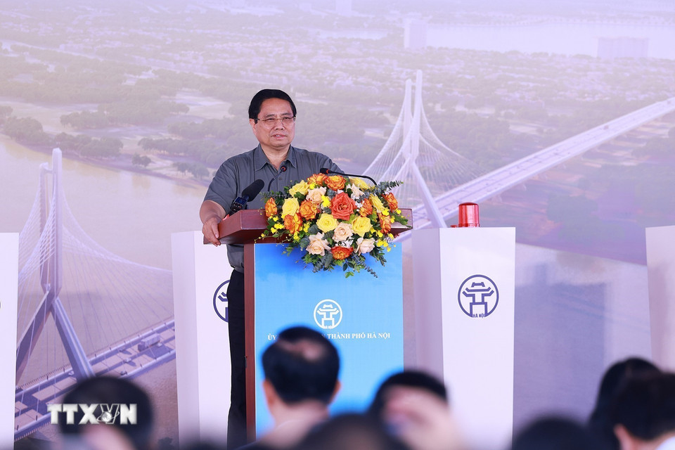 Thủ tướng Phạm Minh Chính phát biểu tại lễ khởi công Dự án đầu tư xây dựng cầu Tứ Liên. (Ảnh: Dương Giang/TTXVN)