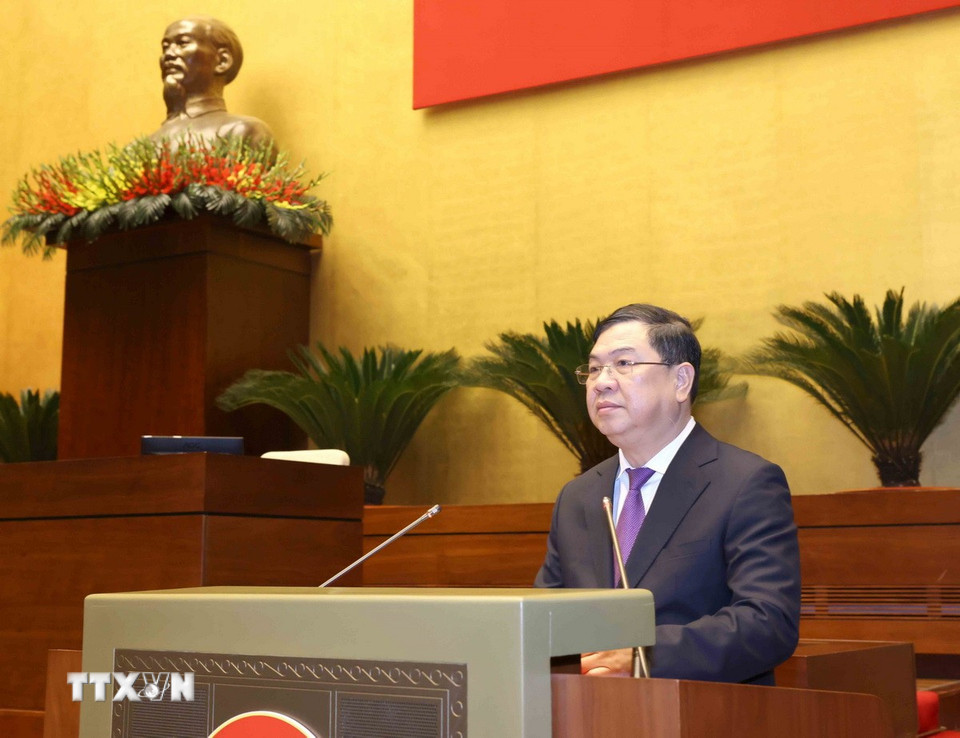 Đồng chí Phạm Gia Túc, Ủy viên Trung ương Đảng, Phó Chánh Văn phòng Trung ương Đảng thông qua chương trình hội nghị. (Ảnh: Phương Hoa/TTXVN)