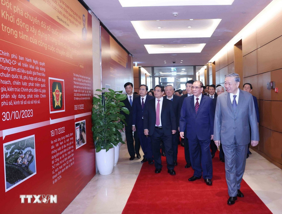 Tổng Bí thư Tô Lâm cùng các đồng chí lãnh đạo Đảng, Nhà nước tham quan trưng bày sản phẩm khoa học công nghệ. (Ảnh: Phương Hoa/TTXVN)