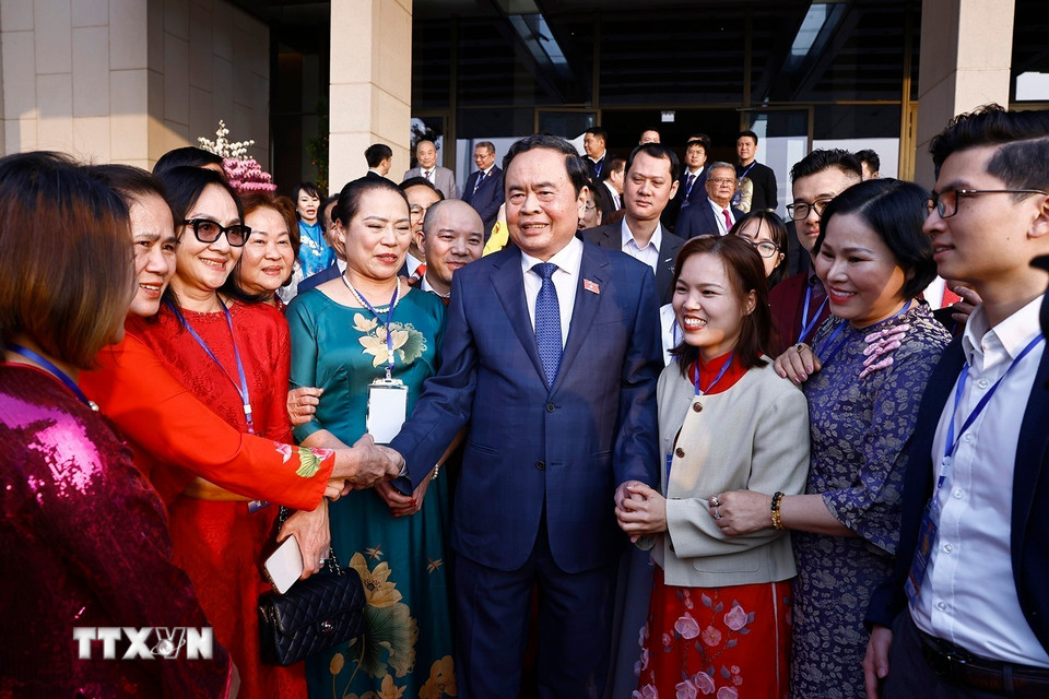 Chủ tịch Quốc hội Trần Thanh Mẫn với đại biểu. (Ảnh: Doãn Tấn/TTXVN)