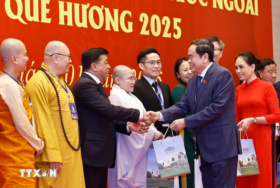 Chủ tịch Quốc hội Trần Thanh Mẫn tặng quà Tết đại diện cộng đồng người Việt Nam ở nước ngoài. (Ảnh: Doãn Tấn/TTXVN)