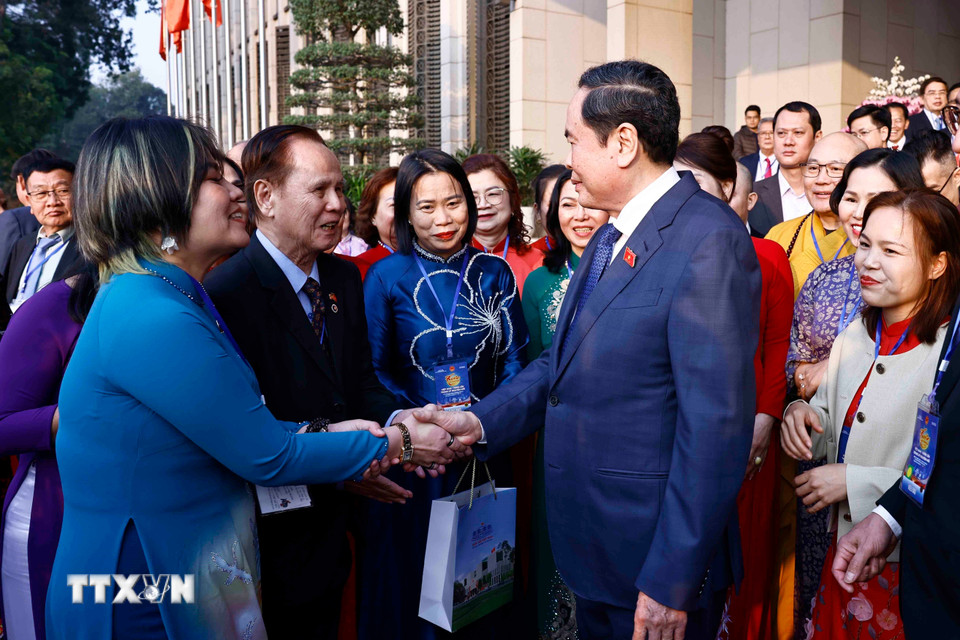 Chủ tịch Quốc hội Trần Thanh Mẫn với đại biểu. (Ảnh: Doãn Tấn/TTXVN)
