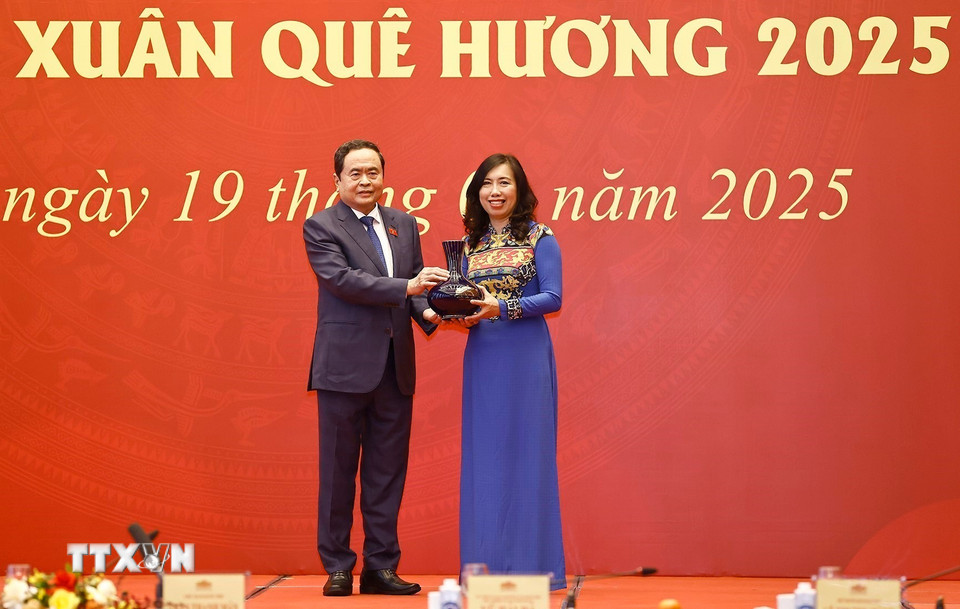Chủ tịch Quốc hội Trần Thanh Mẫn tặng quà lưu niệm cho Ủy ban nhà nước về người Việt Nam ở nước ngoài.(Ảnh: Doãn Tấn/TTXVN)