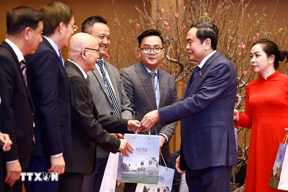 Chủ tịch Quốc hội Trần Thanh Mẫn tặng quà Tết đại diện cộng đồng người Việt Nam ở nước ngoài. (Ảnh: Doãn Tấn/TTXVN)