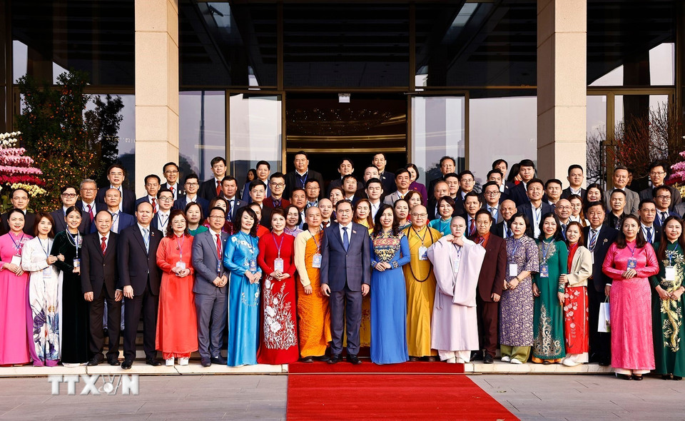 Chủ tịch Quốc hội Trần Thanh Mẫn với đại biểu.(Ảnh: Doãn Tấn/TTXVN)