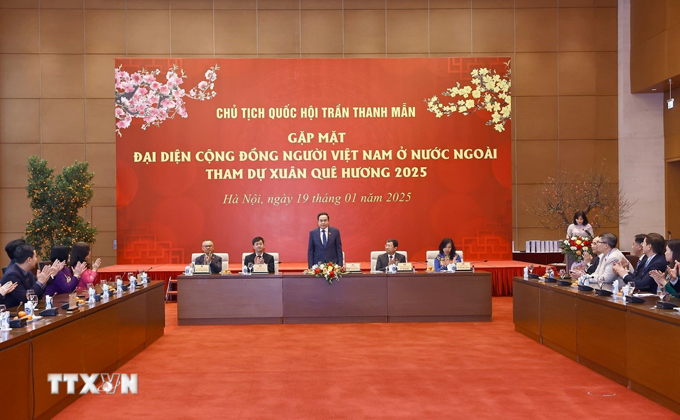 Chủ tịch Quốc hội Trần Thanh Mẫn gặp mặt đại diện cộng đồng người Việt Nam ở nước ngoài dự ﻿chương trình Xuân Quê hương 2025. (Ảnh: Doãn Tấn/TTXVN)