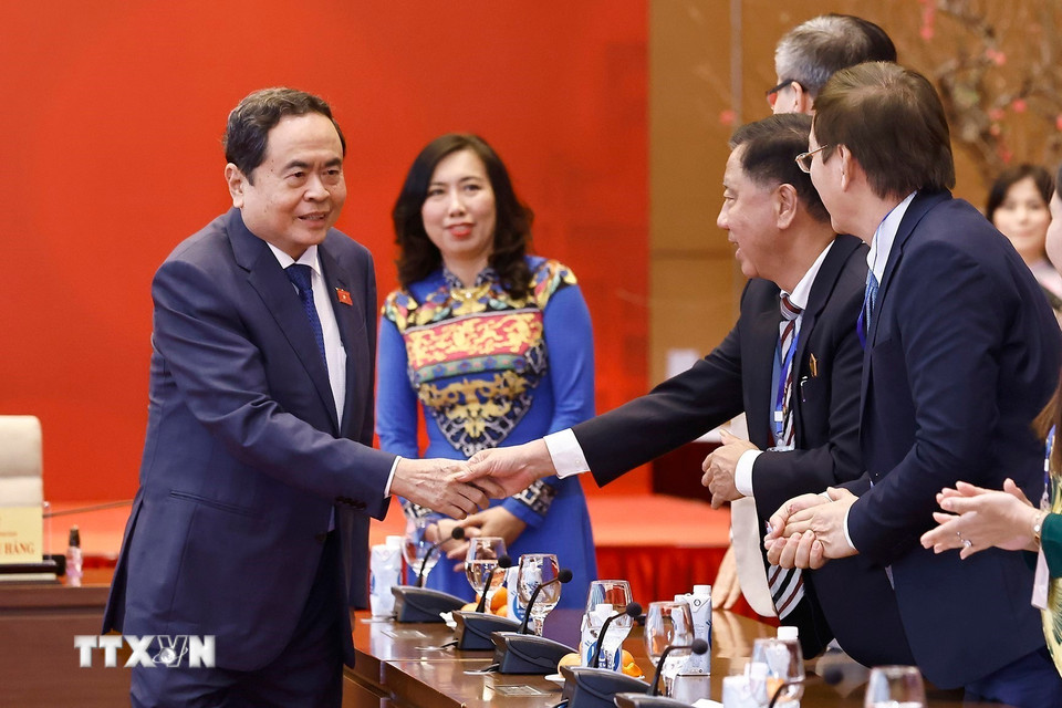 Chủ tịch Quốc hội Trần Thanh Mẫn với đại biểu.(Ảnh: Doãn Tấn/TTXVN)