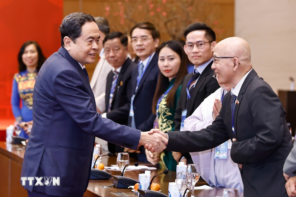 Chủ tịch Quốc hội Trần Thanh Mẫn với đại biểu. (Ảnh: Doãn Tấn/TTXVN)