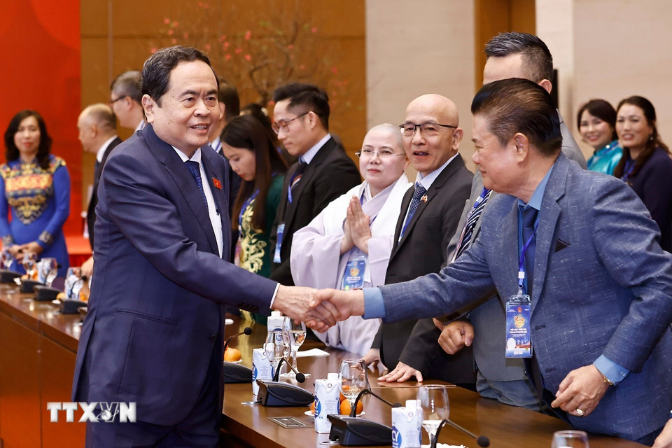 Chủ tịch Quốc hội Trần Thanh Mẫn với đại biểu. (Ảnh: Doãn Tấn/TTXVN)