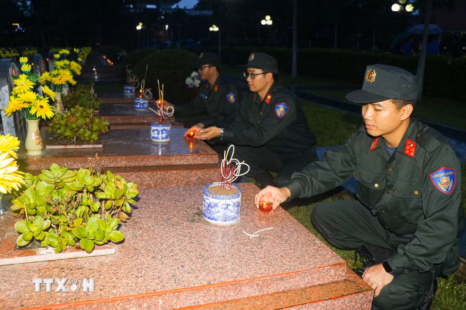 Thanh niên Điện Biên dâng hương và thắp nến tri ân các Anh hùng liệt sỹ. (Ảnh: Phan Quân/TTXVN)