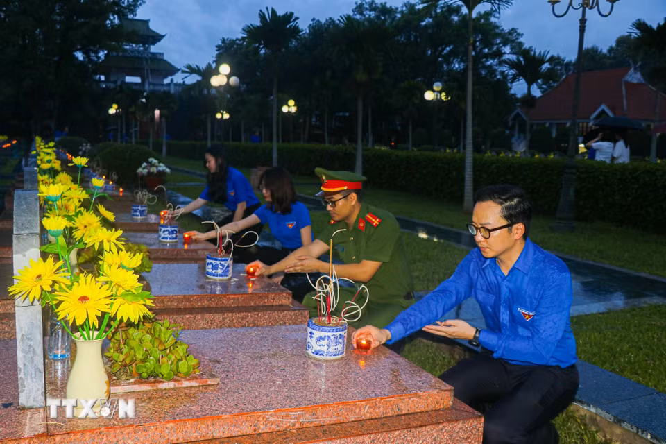 Thanh niên Điện Biên dâng hương và thắp nến tri ân các Anh hùng liệt sỹ. (Ảnh: Phan Quân/TTXVN)