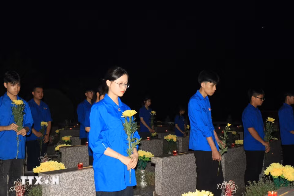 Thanh niên Lào Cai dâng hương và thắp nến tri ân các Anh hùng liệt sỹ. (Ảnh: Đinh Thùy/TTXVN)