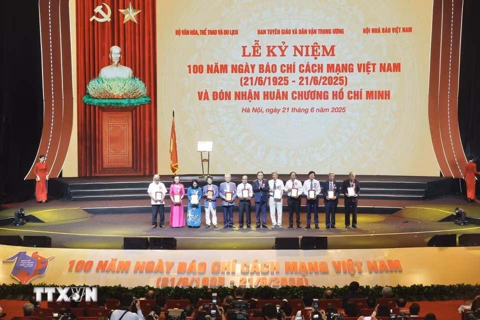 Chủ tịch Quốc hội Trần Thanh Mẫn tặng biểu trưng cho các nhà báo lão thành. (Ảnh: Minh Quyết/TTXVN)