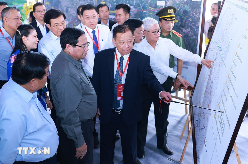 Thủ tướng Phạm Minh Chính xem bản đồ hướng tuyến dự án cao tốc Thành phố Hồ Chí Minh - Thủ Dầu Một - Chơn Thành. (Ảnh: Dương Giang/TTXVN)