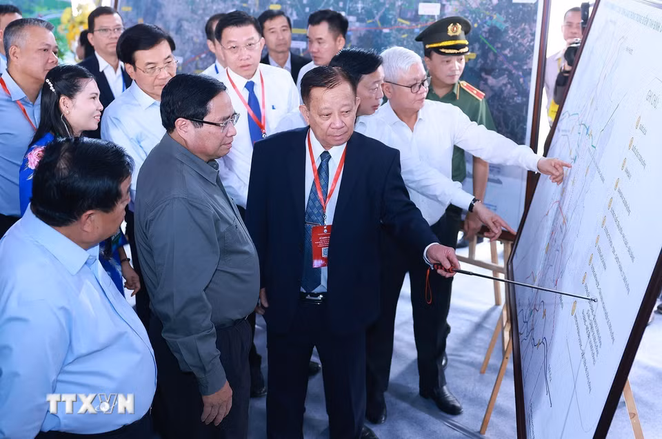 Thủ tướng Phạm Minh Chính xem hướng tuyến dự án cao tốc Thành phố Hồ Chí Minh - Thủ Dầu Một - Chơn Thành. (Ảnh: Dương Giang/TTXVN)