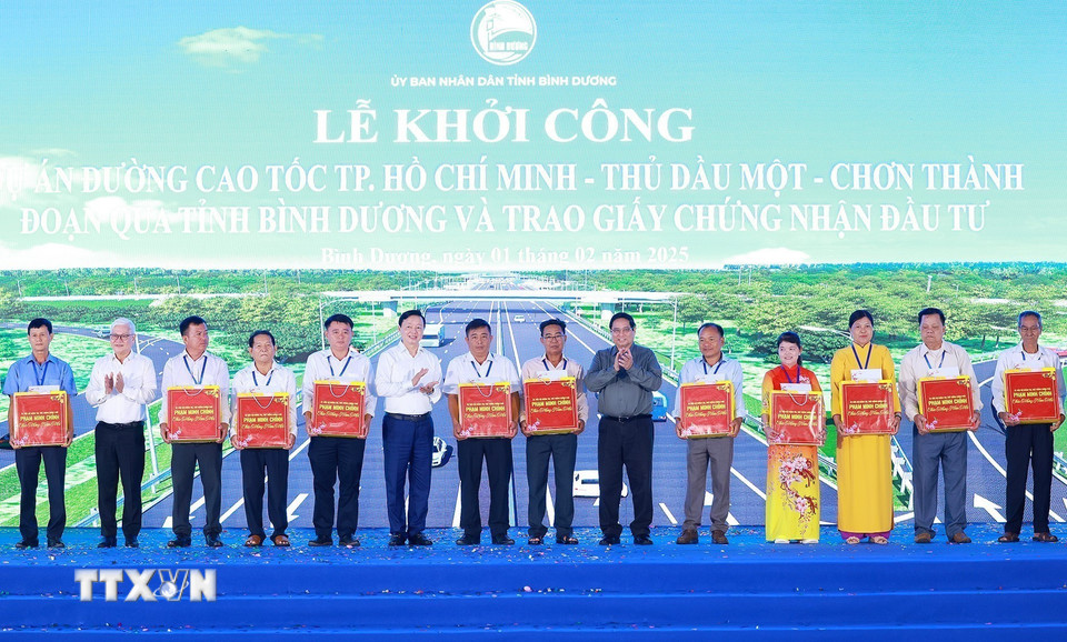 Thủ tướng Phạm Minh Chính tặng quà cho nhân dân vùng dự án. (Ảnh: Dương Giang/TTXVN)