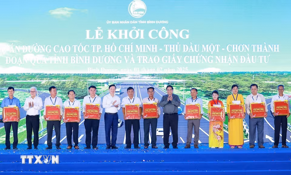 Thủ tướng Phạm Minh Chính tặng quà cho nhân dân vùng dự án. (Ảnh: Dương Giang/TTXVN)