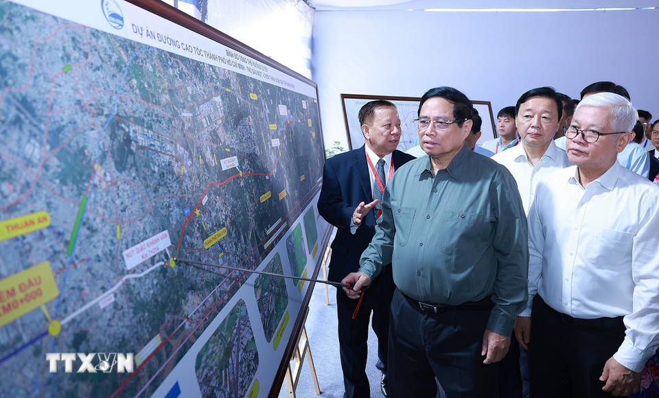 Thủ tướng Phạm Minh Chính xem bản đồ hướng tuyến dự án cao tốc Thành phố Hồ Chí Minh - Thủ Dầu Một - Chơn Thành. (Ảnh: Dương Giang/TTXVN)