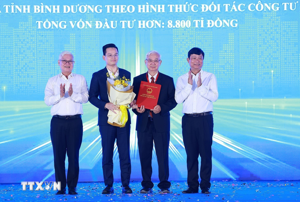 Lãnh đạo tỉnh Bình Dương trao quyết định phê duyệt kết quả lựa chọn nhà đầu tư dự án cao tốc Thành phố Hồ Chí Minh - Thủ Dầu Một - Chơn Thành. (Ảnh: Dương Giang/TTXVN)