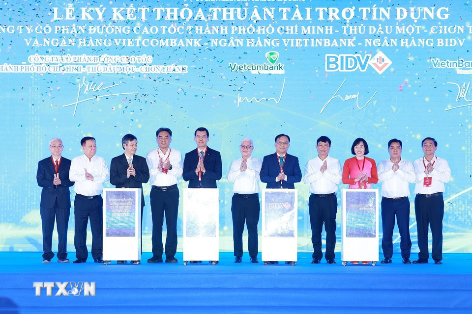 Lễ ký thoả thuận tài trợ tín dụng dự án cao tốc Thành phố Hồ Chí Minh - Thủ Dầu Một - Chơn Thành. (Ảnh: Dương Giang/TTXVN)