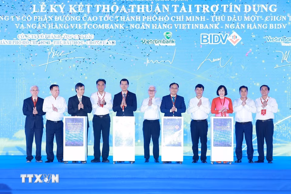 Lễ ký thoả thuận tài trợ tín dụng dự án cao tốc Thành phố Hồ Chí Minh - Thủ Dầu Một - Chơn Thành. (Ảnh: Dương Giang/TTXVN)