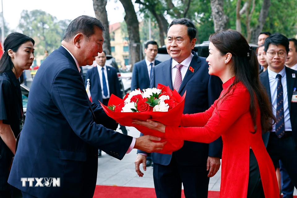 Chủ tịch Quốc hội Trần Thanh Mẫn đón Thủ tướng Nhật Bản Ishiba Shigeru. (Ảnh: Doãn Tấn/TTXVN)